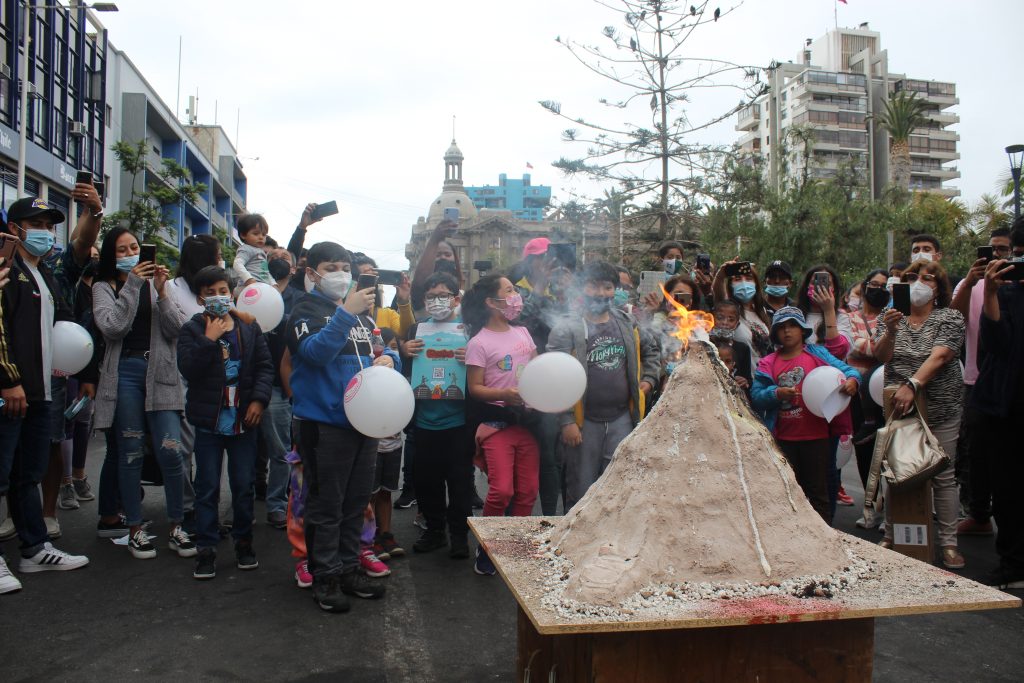 Volcanofest: La erupción de un volcán a escala sorprendió a miles de personas en el centro de Antofagasta
