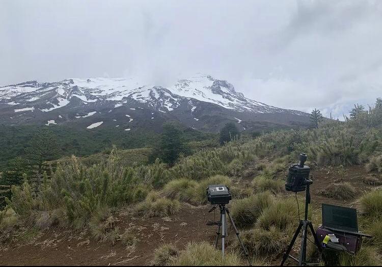 Equipo de Ckelar Volcanes registra incremento en actividad termal en Volcán Callaqui