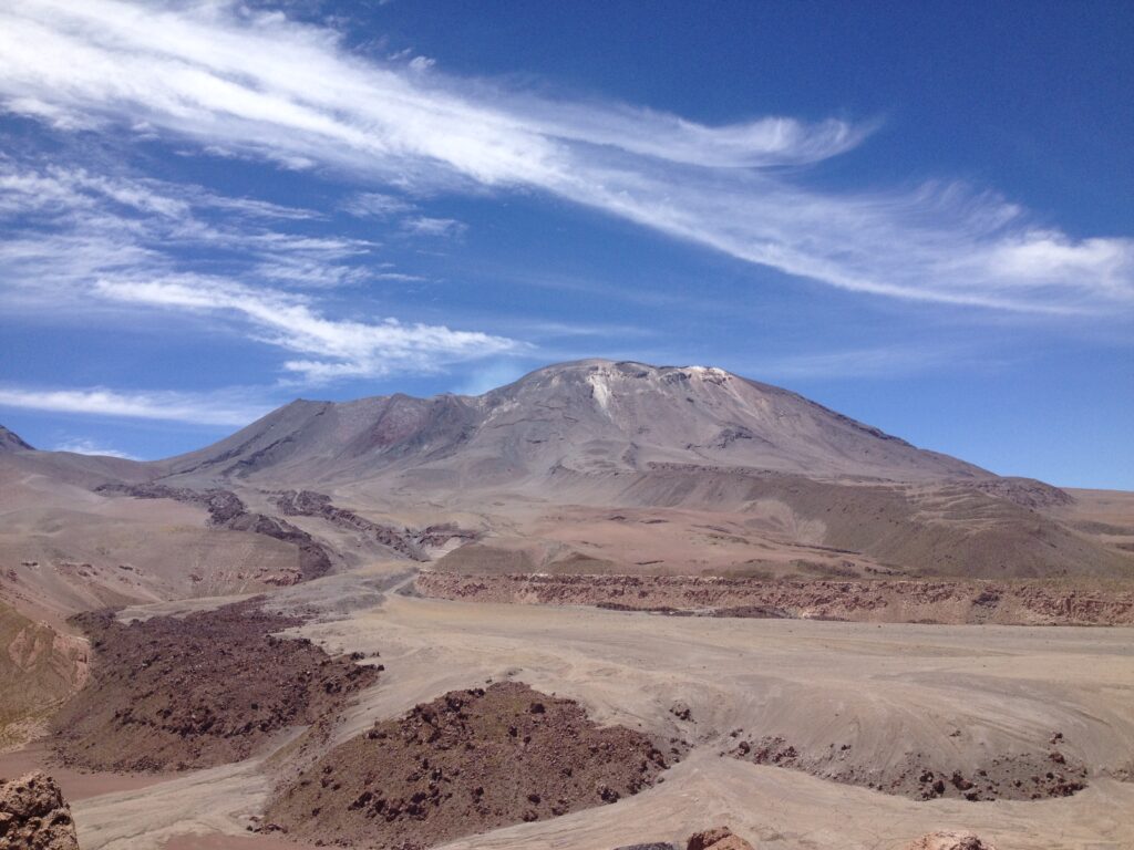 ¿Qué pasa hoy en el volcán Lascar, el más activo del norte de Chile?