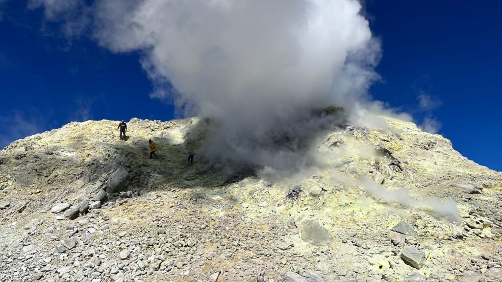 Expertos de Ckelar Volcanes indagan aumento de temperatura de los fluidos del volcán Olca en el Desierto de Atacama