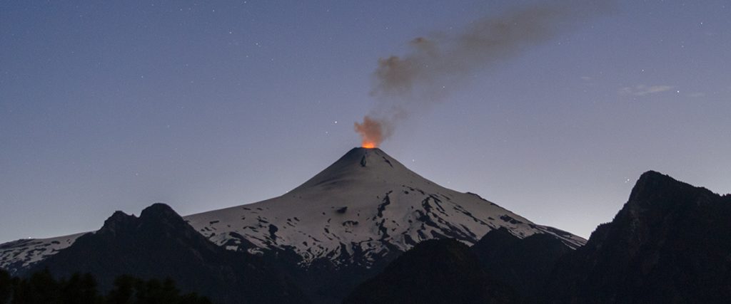 Un nuevo pulso eruptivo del volcán Villarrica levanta alertas a nivel país pero no entre los volcanólogos