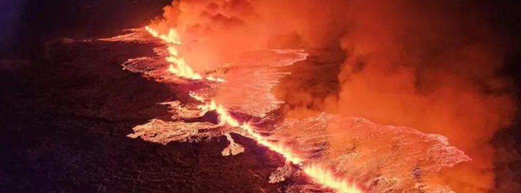 La actividad eruptiva del volcán en Islandia continuará intensa y con periódica expulsión de lava