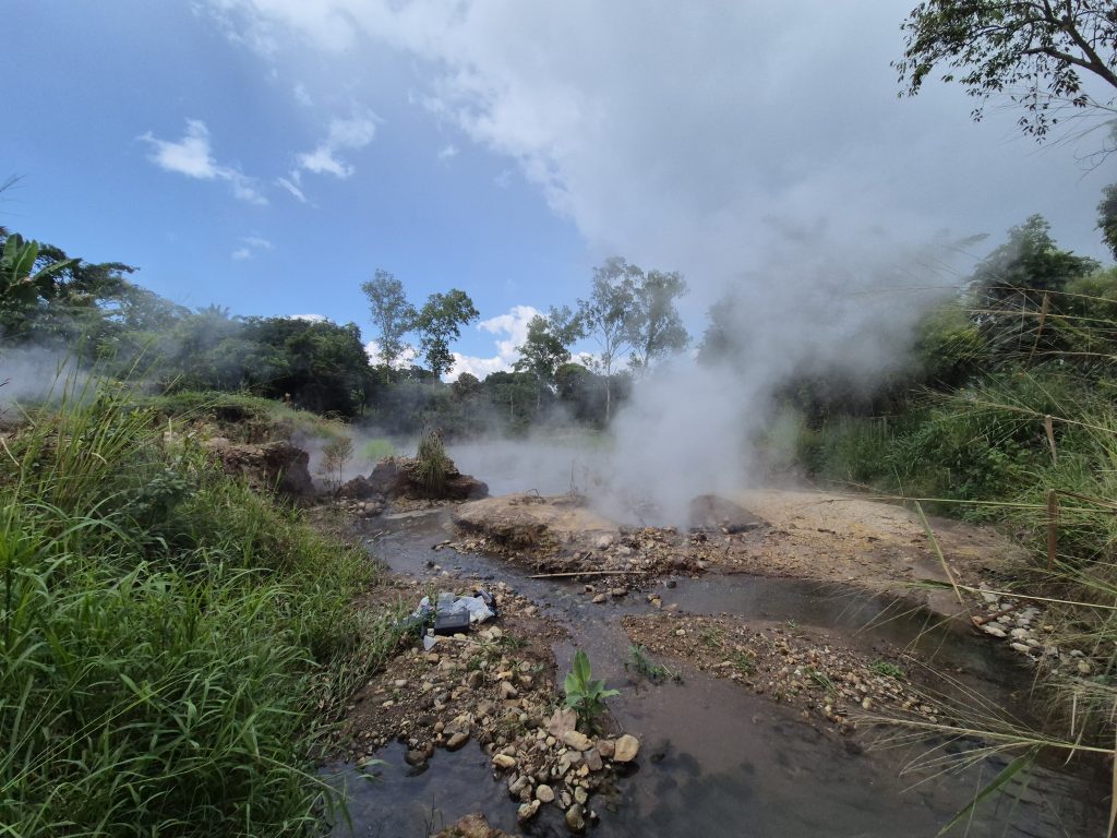 Científicos chilenos realizan muestreo geoquímico de gases y agua en sistemas volcánicos de El Salvador