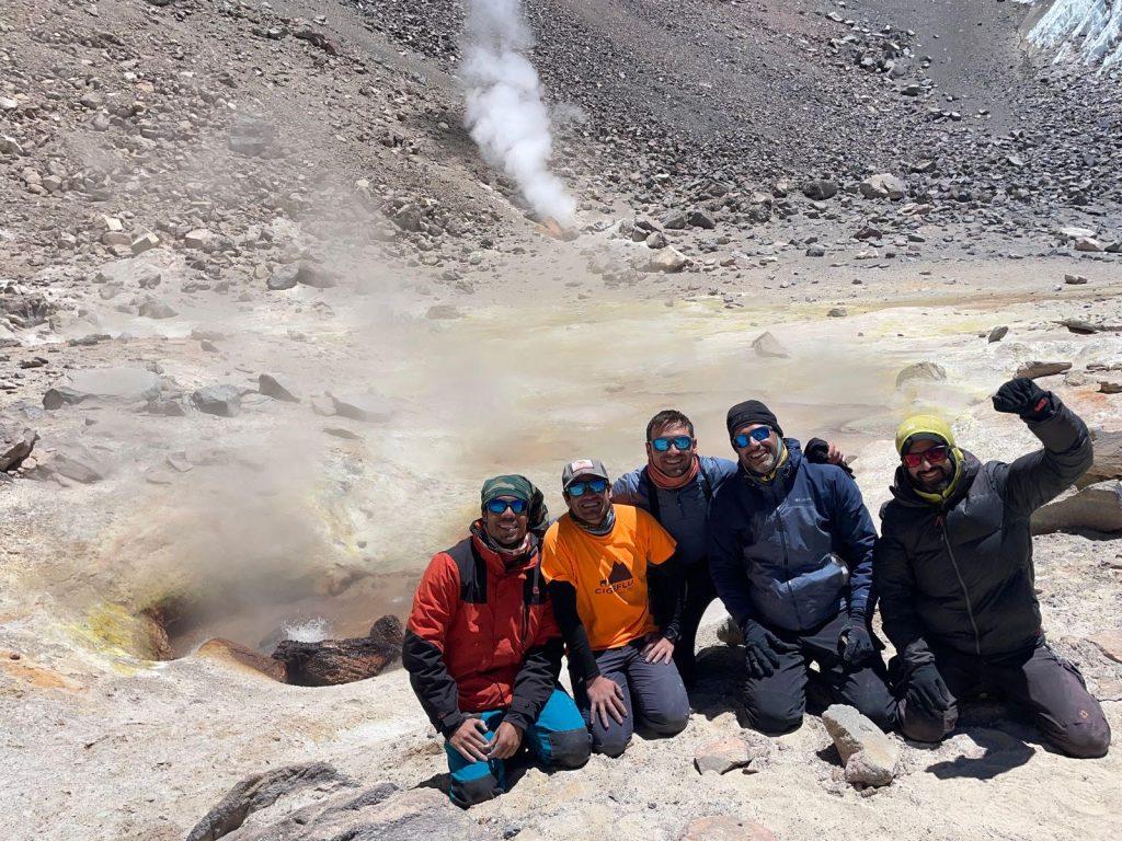 Volcanólogos chilenos logran hazaña científica: toman muestras de gases y agua en el volcán más alto del mundo