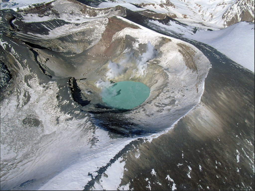 Lagos volcánicos son una herramienta clave para entender qué pasa dentro de un volcán activo