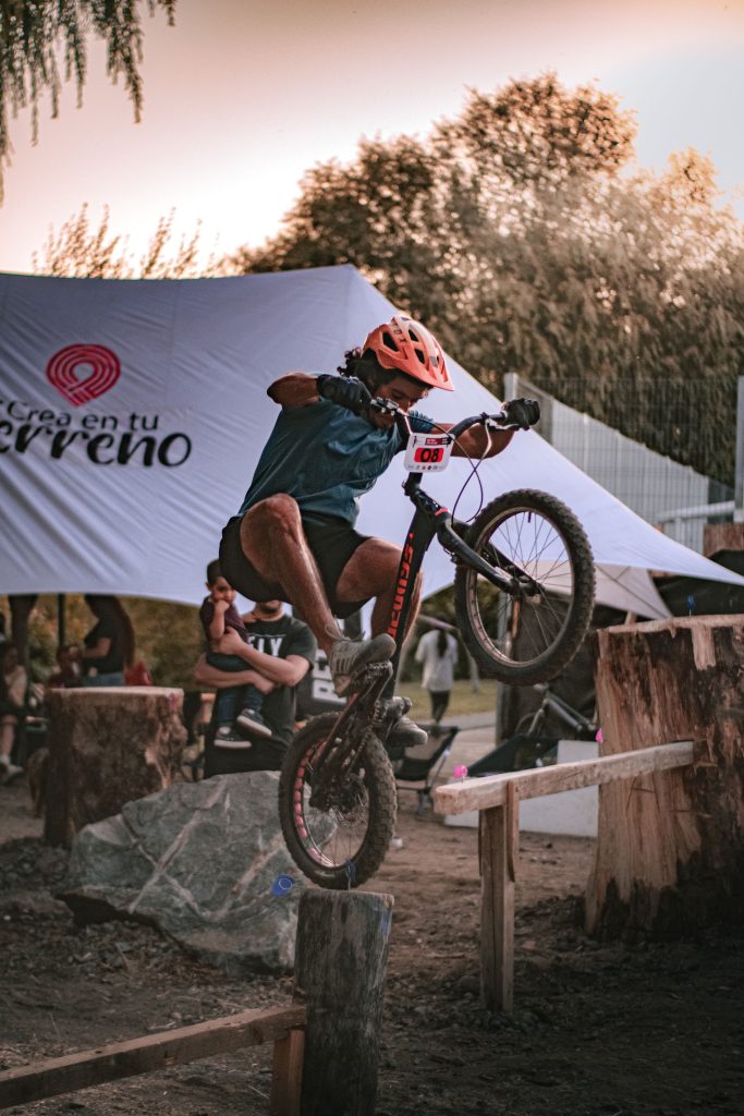 Volcanólogo chileno aspira estar entre los 30 mejores del mundo en deporte de obstáculos sobre bicicleta